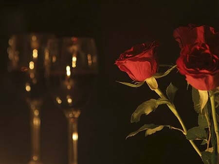 Mesa decorada para escapada romántica